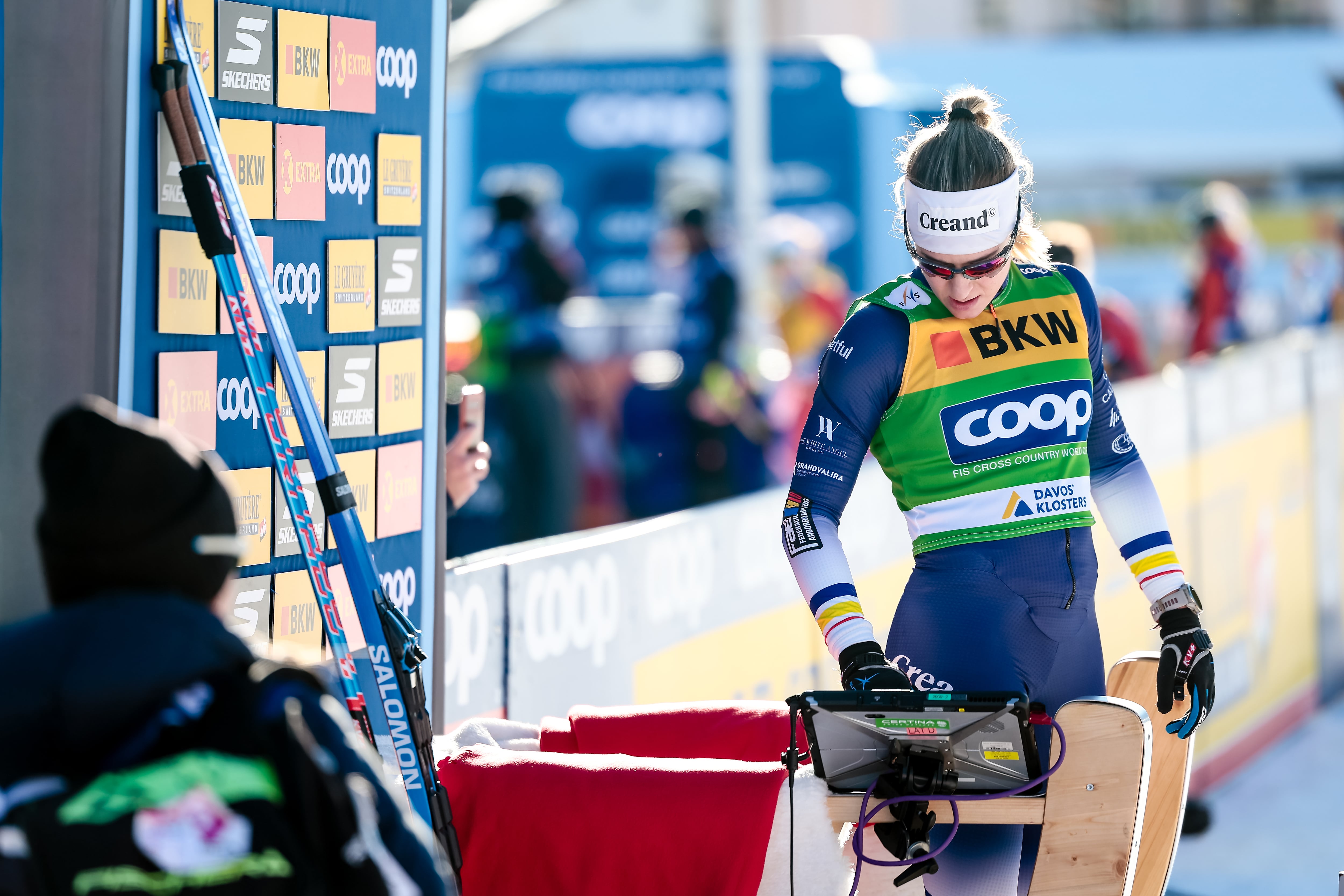 Gina del Rio al sofà calent dels 10 quilòmetres individuals en estil patinador en què va finalitzar 12a