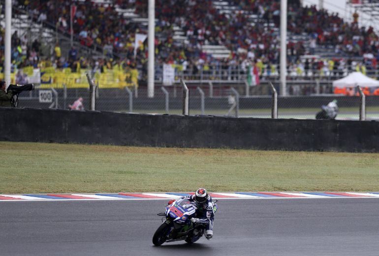 GRA249. TERMAS DE RIO HONDO (ARGENTINA), 03/04/2016.- El piloto de Moto GP español Jorge Lorenzo (Yamaha) durante el Gran Premio de Argentina de Moto GP que se disputa en el circuito de Termas de Río Hondo, Argentina. EFE/David Fernández