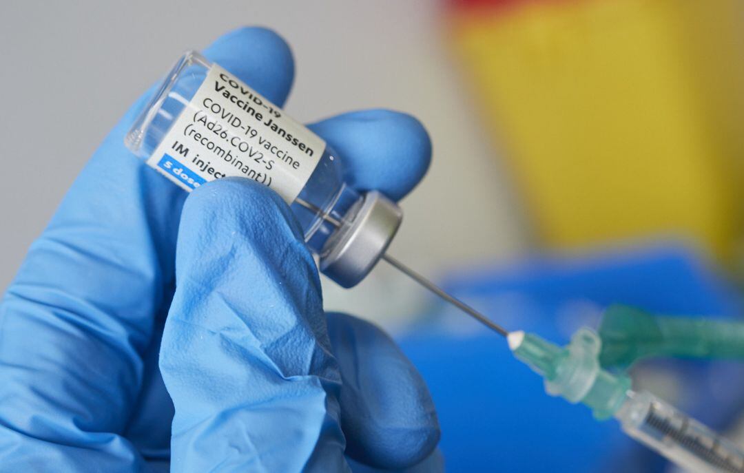 Una profesional sanitaria sostiene un vial con la vacuna de Janssen.