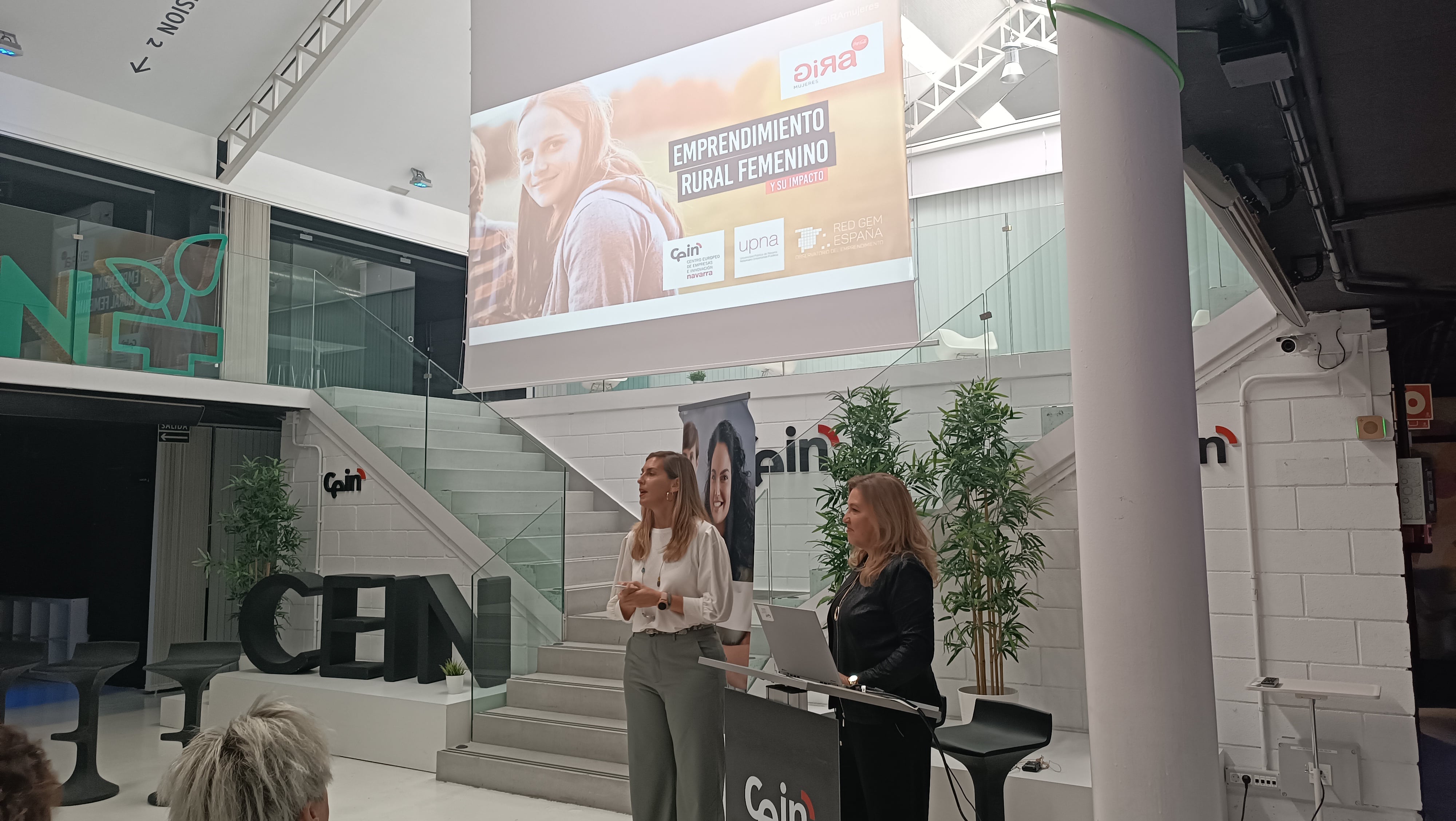 Ane Epalza, gerente de comunicación del Área norte de Coca-Cola y María Saiz, presidenta del Observatorio Vasco de Emprendimiento, en la presentación del Informe Emprendedoras Rurales en Navarra en el encuentro organizado por Gira Mujeres de Coca-Cola.