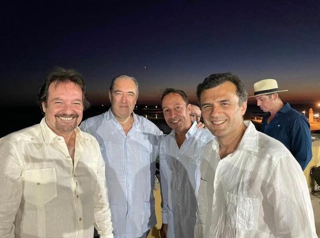 El pregonero Jorge Perugorría junto al decano de la orden de la Guayabera Antonio Hernández-Rodicio, el teniente de alcalde José Manuel Cossi y el alcalde de Cádiz, Bruno García.