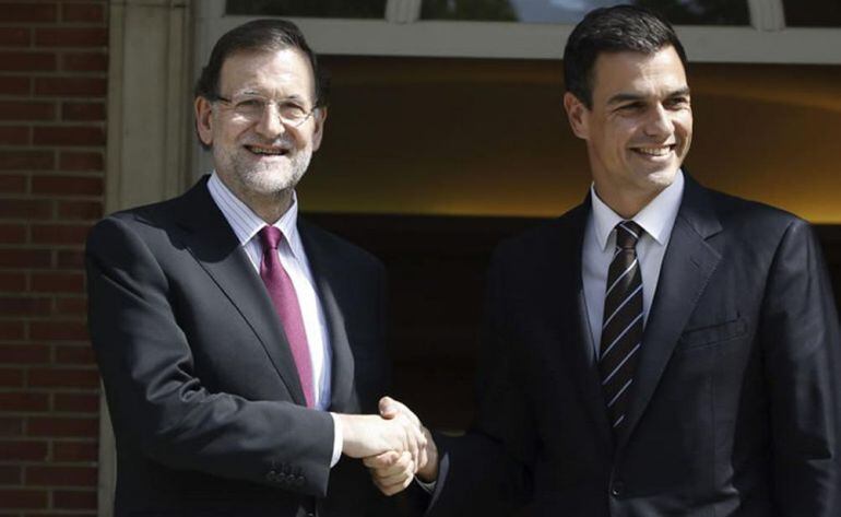 El presidente del Gobierno, Mariano Rajoy, junto a Pedro Sánchez, en un encuentro en el Palacio de la Moncloa.