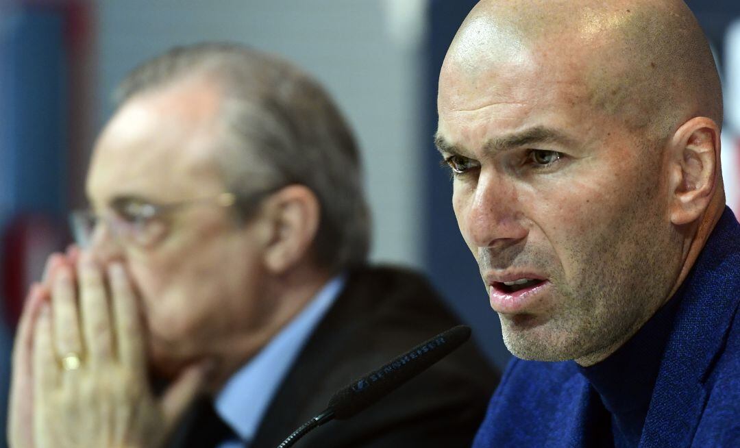 Florentino Pérez y Zinedine Zidane, en la despedida del francés del banquillo del Real Madrid.