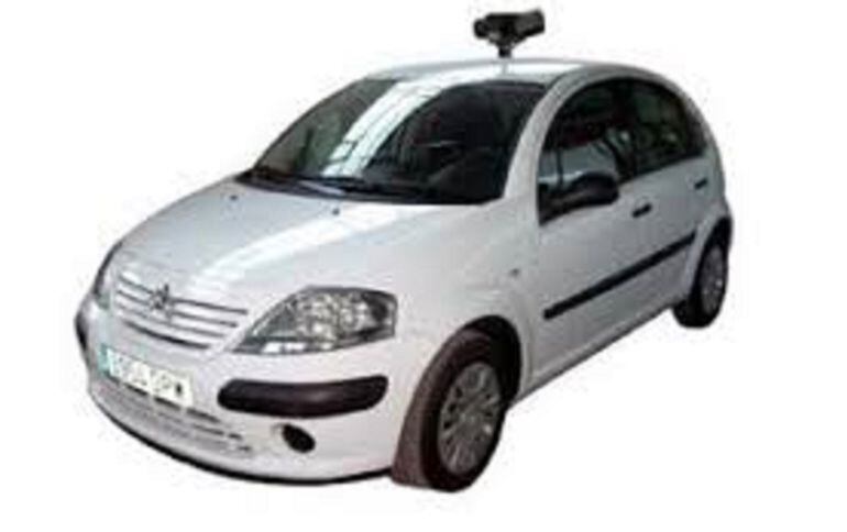 Imagen de un coche destinado al control de matrículas