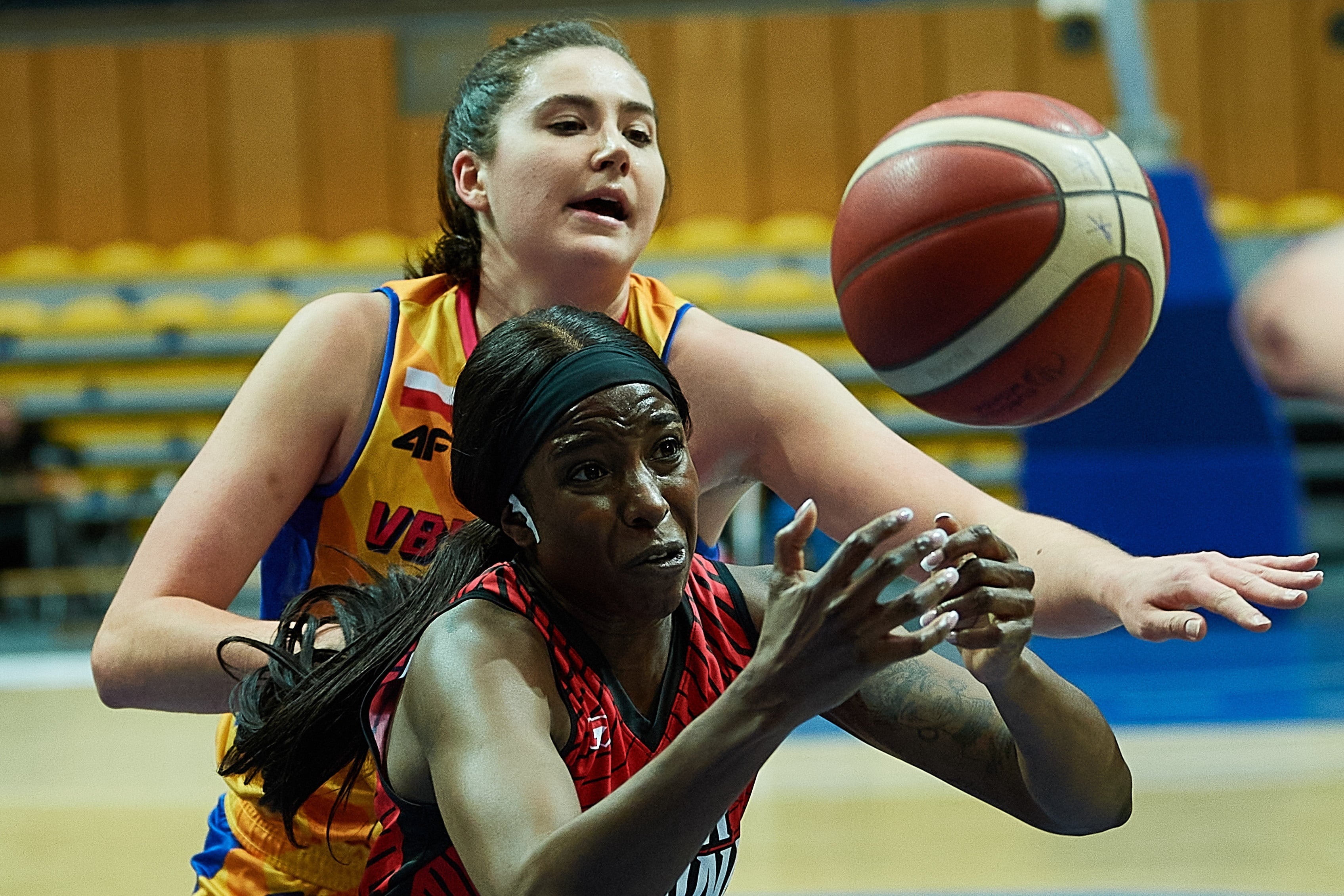 Gdynia (Polònia), 02/02/2022.- Megan Gustafson, de l'Arka Gdynia disputa una pilota amb Binta Drammeh, de l'Spar Girona. EFE/EPA/ADAM WARZAWA POLAND OUT