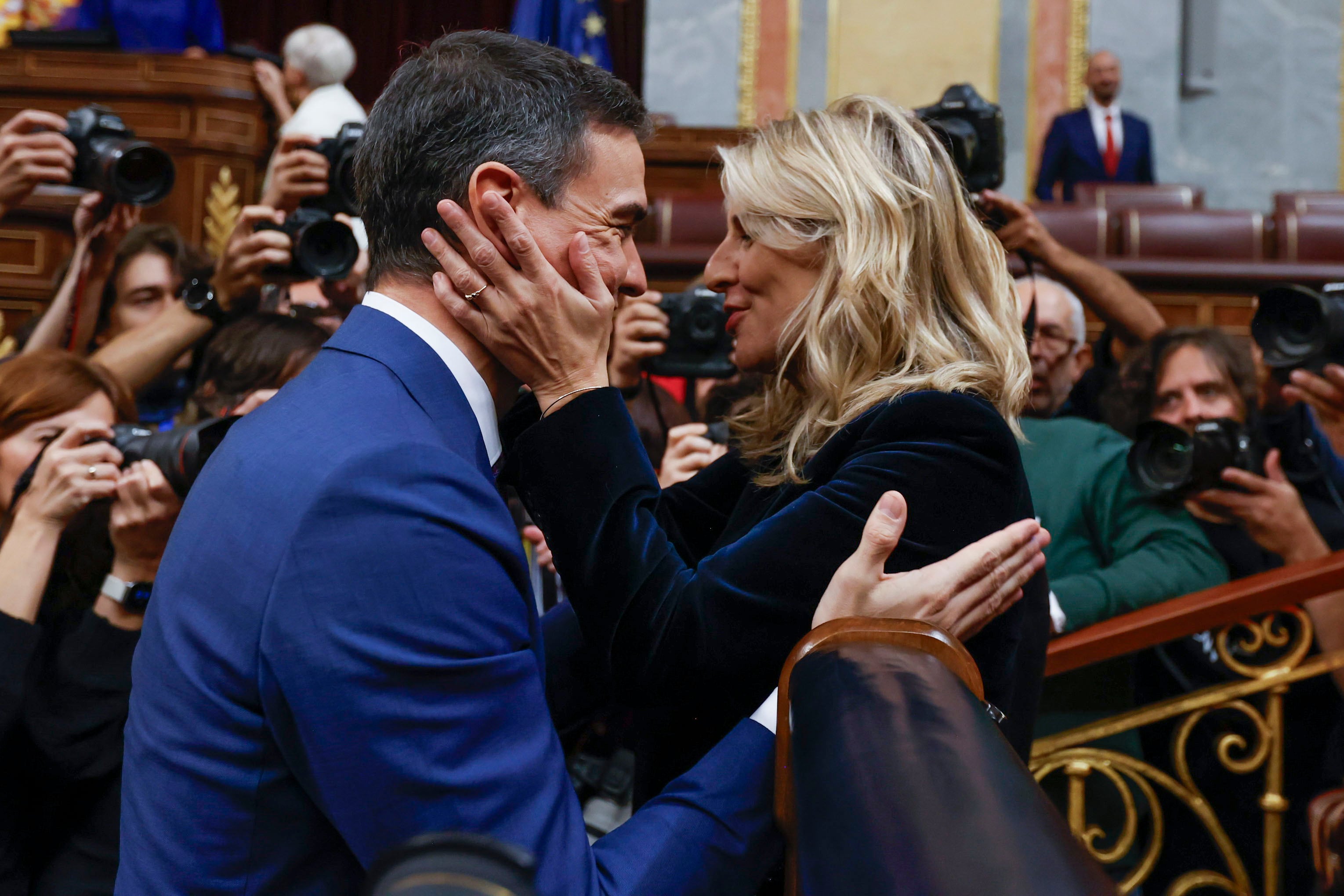 La líder de Sumar Yolanda Díaz felicita al presidente del Gobierno en funciones, Pedro Sánchez