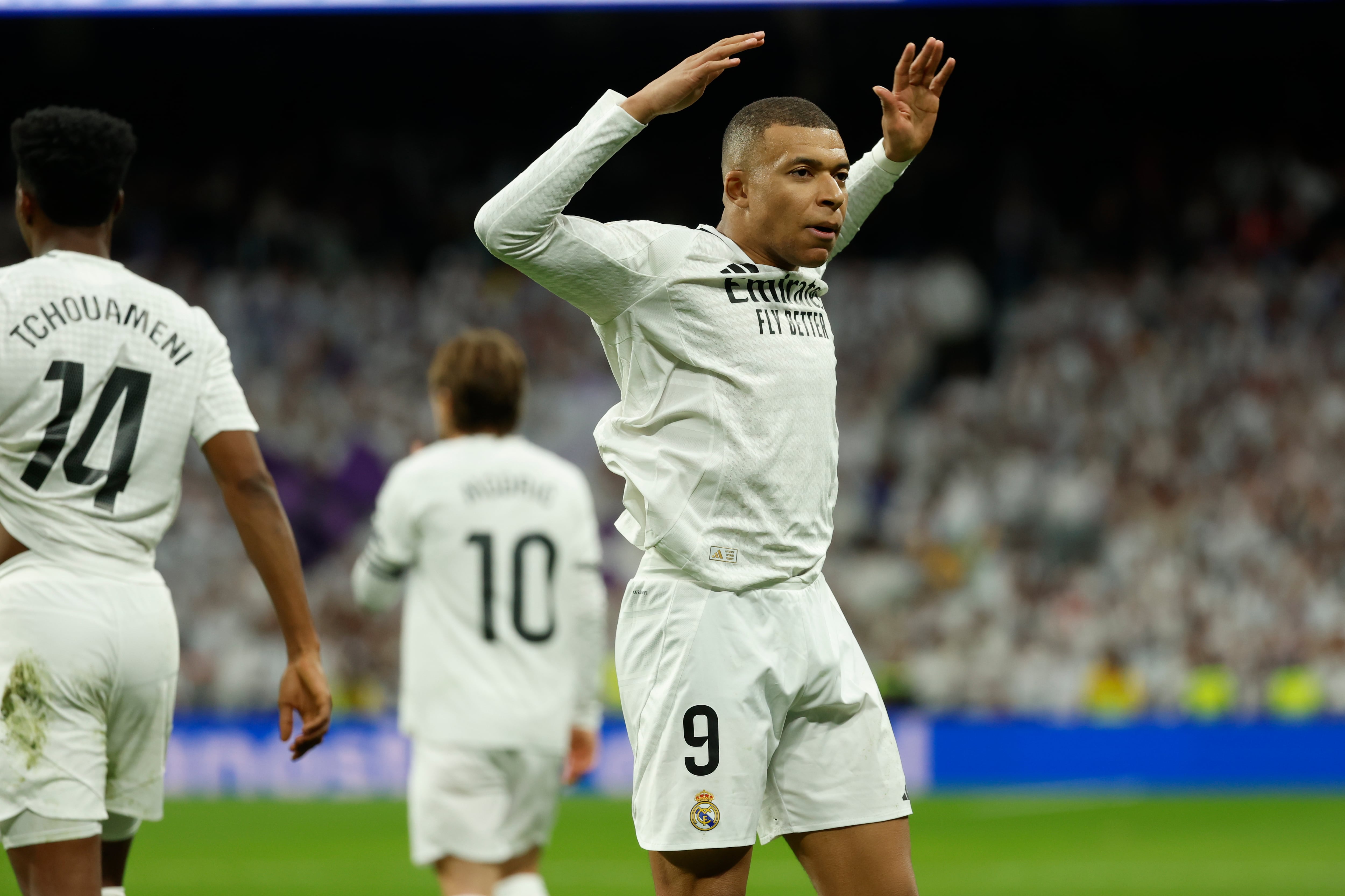 MADRID, 09/03/2025.- El delantero del Real Madrid Kylian Mbappé celebra el primer gol durante el partido de la jornada 27 de LaLiga EA Sports entre el Real Madrid y el Rayo Vallecano este domingo en el Santiago Bernabéu. EFE/Mariscal
