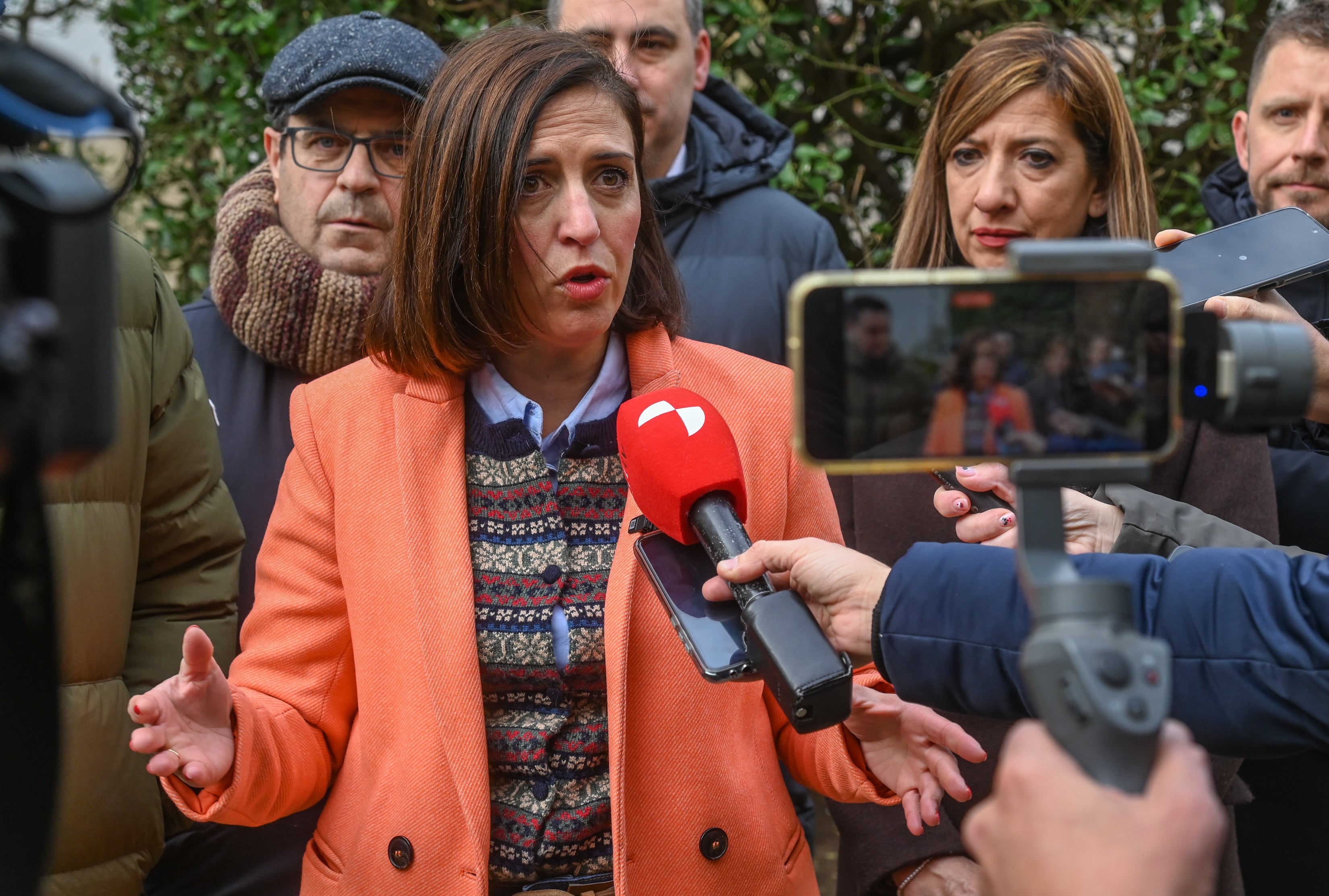 La portavoz nacional del PSOE, Esther Peña, atiende a los medios en Burgos.