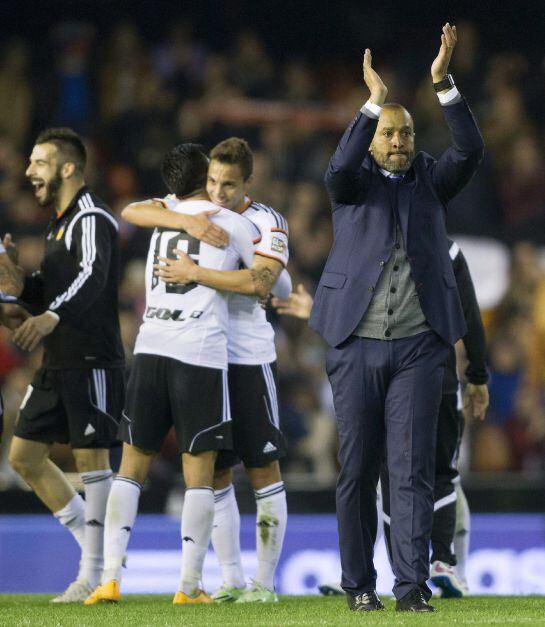 GRA188. VALENCIA, 04/01/2015.- El entrenador portugués del Valencia Nuno Espírito Santo (d) celebra la victoria conseguida sobre el Real Madrid, al término del partido de la decimo séptima jornada de Liga de Primera División disputado esta tarde en el estadio de Mestalla. EFE/Miguel Ángel Polo