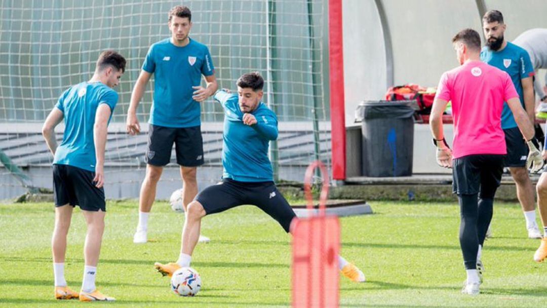 Yuri Berchiche en el entrenamiento de este jueves