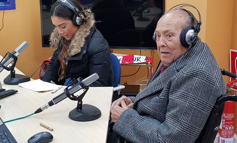 Raimundo Heredia y su nieta Alba en los estudios de Radio Granada