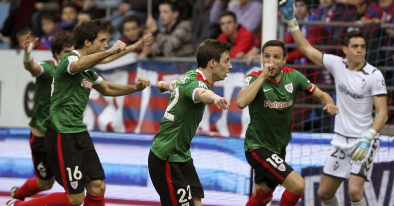 GRA298. EIBAR (GIPUZKOA), 01/02/2015.- El defensa del Athletic Club Carlos Gurpegui (2d) celebra con sus compañeros Xavier Etxeita (i) y Guillermo Fernández (2i), el gol marcado al Eibar durante el partido de la vigésima quinta jornada de Liga de Primera División, disputado esta tarde en la localidad guipuzcoana de Eibar. EFE/Juan Herrero