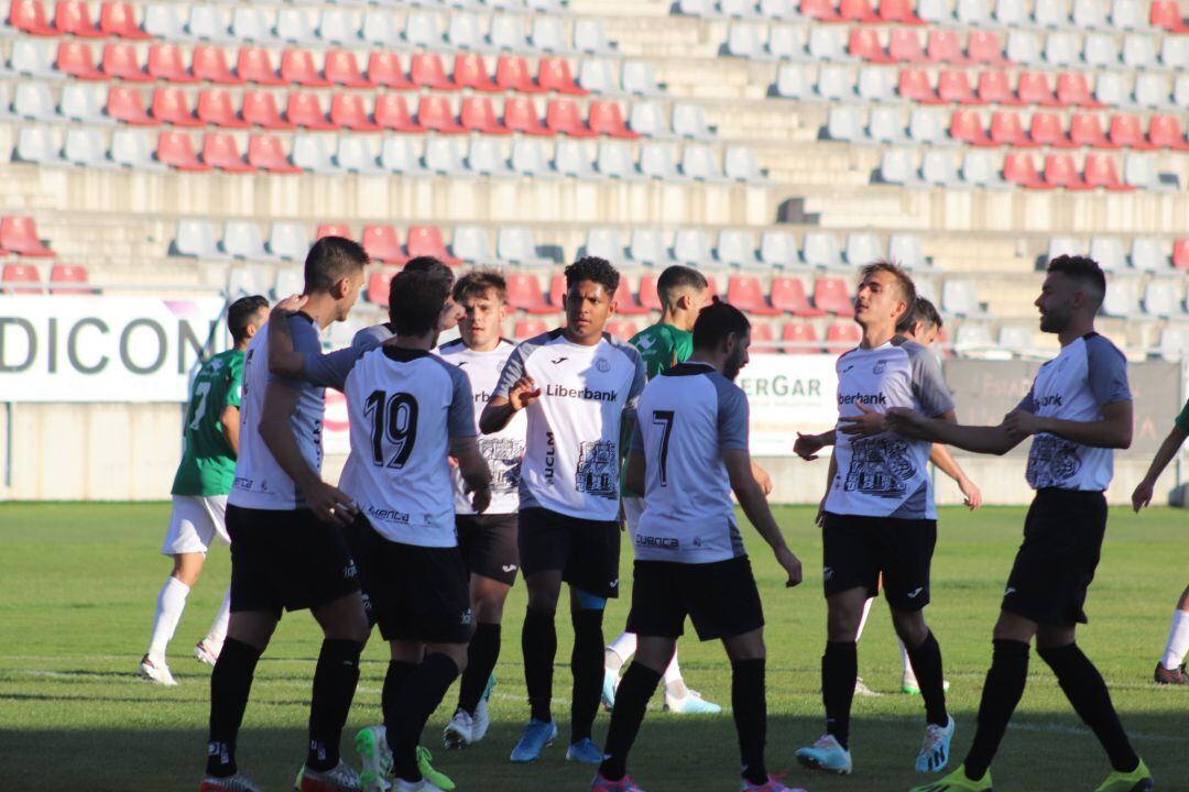 Los jugadores del Conquense celebran un gol