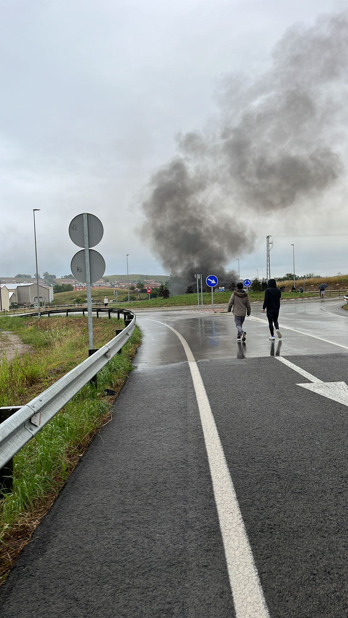 Neumáticos ardiendo en los accesos a los polígonos de Guarnizo.