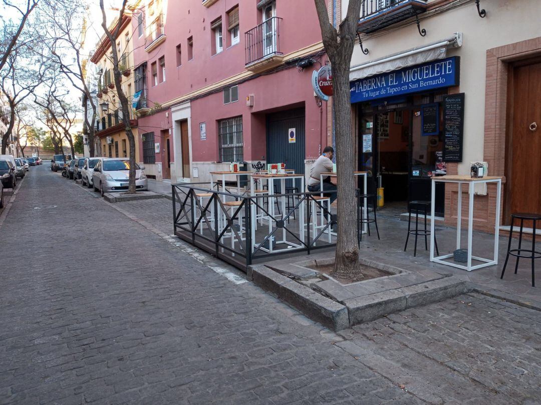 Archivo - Terraza de veladores en plazas de aparcamientos