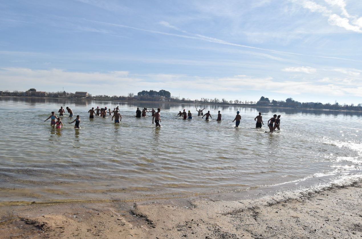 Baño invernal en la Laguna Grande de Villafranca en 2022