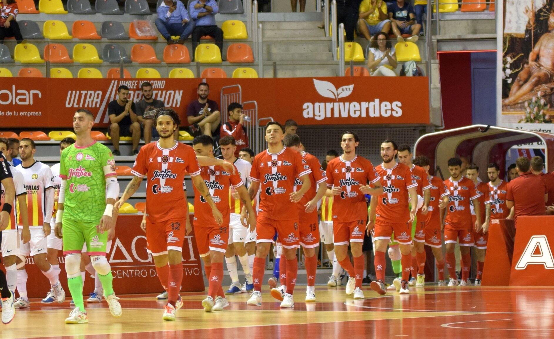 La plantilla del Jimbee Cartagena saltando a la pista