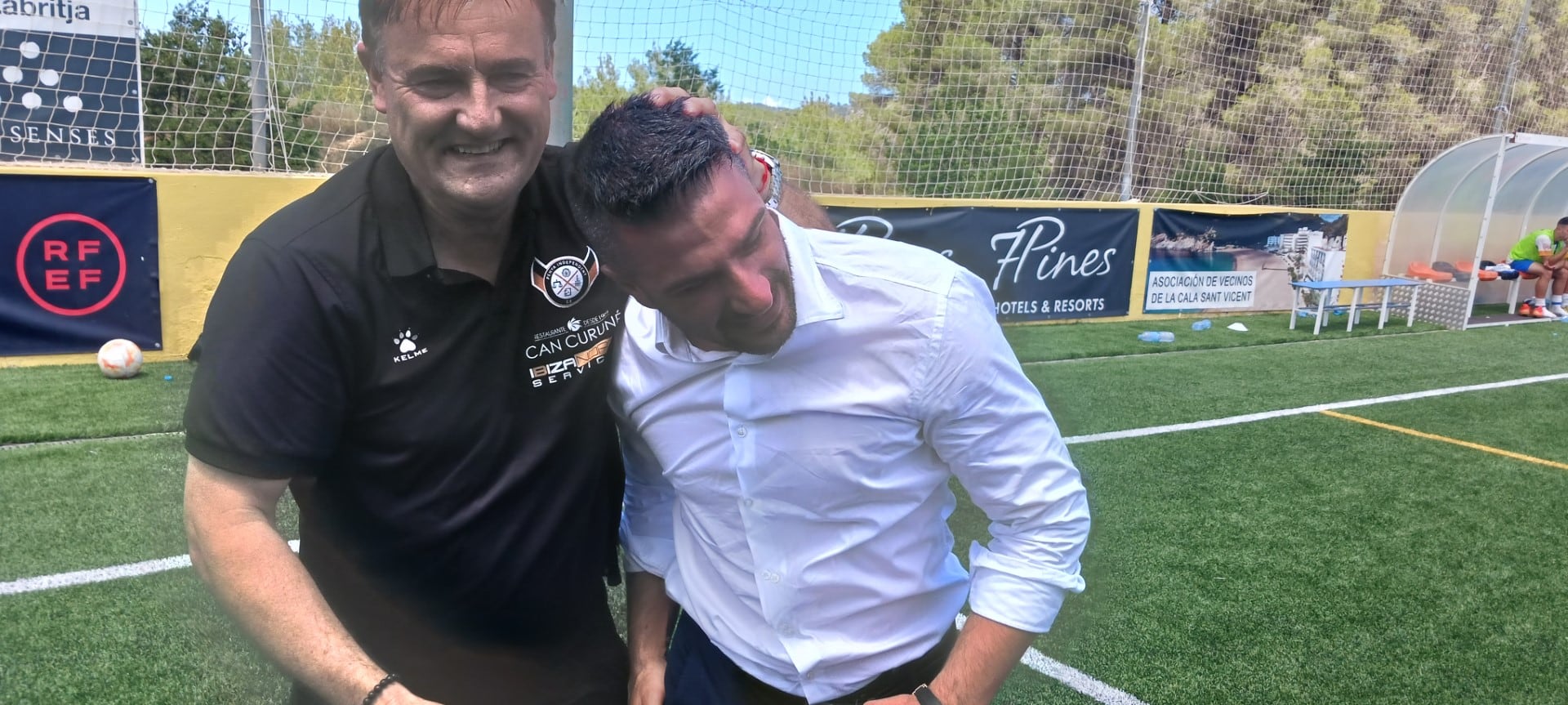 entrenador y presidente celebrando el ascenso