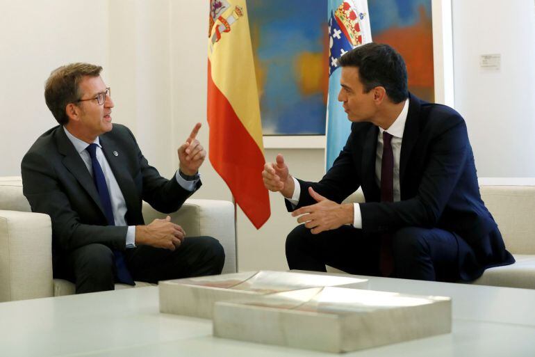 El presidente del gobierno Pedro Sánchez, durante su encuentro con el presidente de la Xunta de Galicia Alberto Núñez Feijóo en el Palacio de la Moncloa, dentro de su ronda de entrevistas con los mandatarios autonómicos.