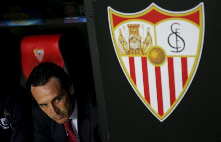 Unai Emery se sienta en el banquillo, durante el Sevilla-Zenit