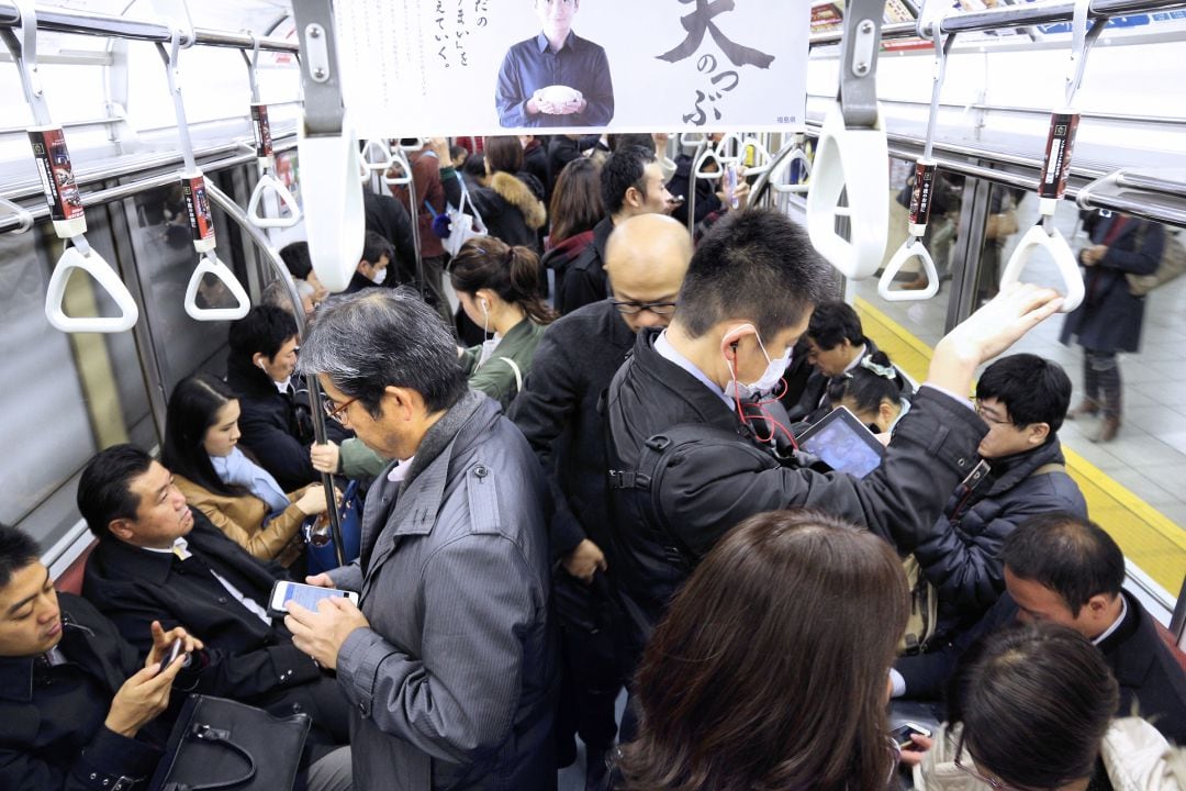 Ciudadanos japoneses, en el metro camino del trabajo.