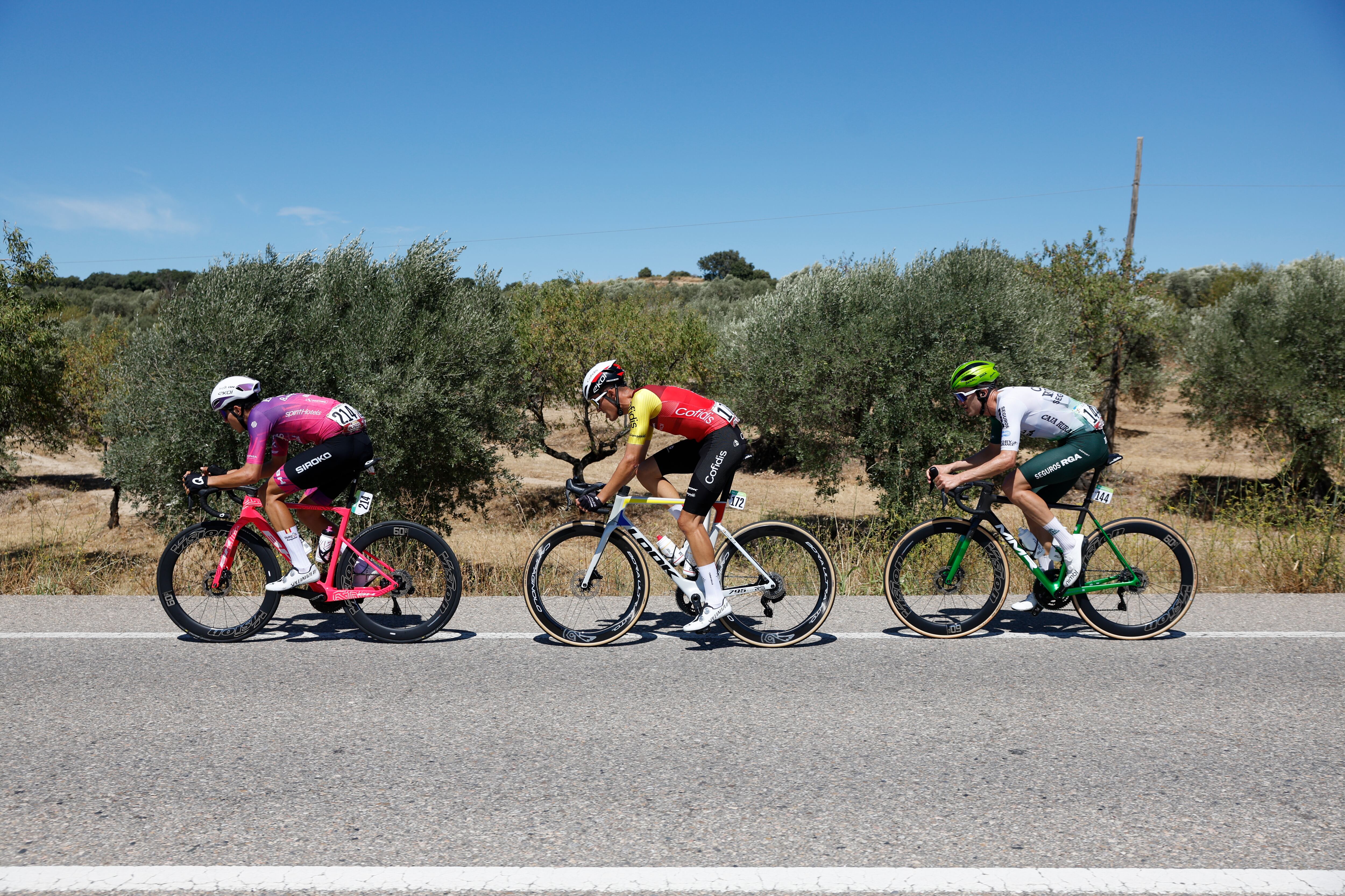 MONZÓN (HUESCA), 30/08/2025.- (De izq a der) Los ciclistas José Luis Faura (i), del equipo Burgos-Burpellet-BH; Sergio Samitier, del equipo Cofidis; y Joan Bou, del equipo Caja Rural-Seguros RGA, durante la octava etapa de la Vuelta a España entre Monzón (Huesca) y Zaragoza. EFE/Javier Lizón
