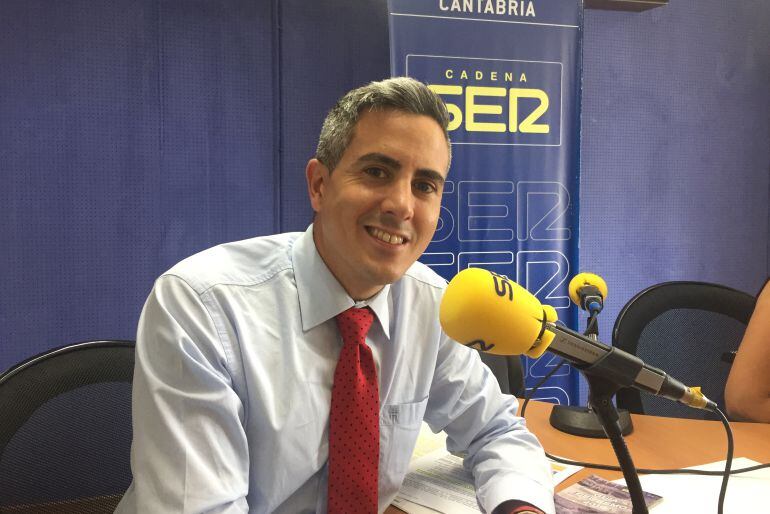 El delegado del Gobierno, Pablo Zuloaga, visita los estudios de SER Castro Urdiales.