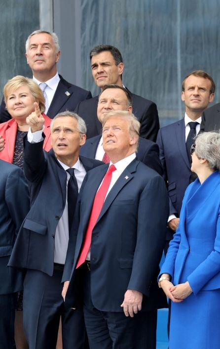 Donald Trump y Pedro Sánchez posan para la foto junto al resto de mandatarios pertenecientes a la OTAN