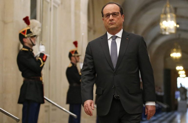 El presidente francés François Hollande antes de dirigirse a la nación a través de un discurso ante los parlamentarios de las dos cámaras legislativas del país reunidas en Congreso extraordinario en Versalles