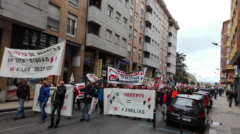 Medio millar de personas asistieron a la manifestación en apoyo a los trabajadores