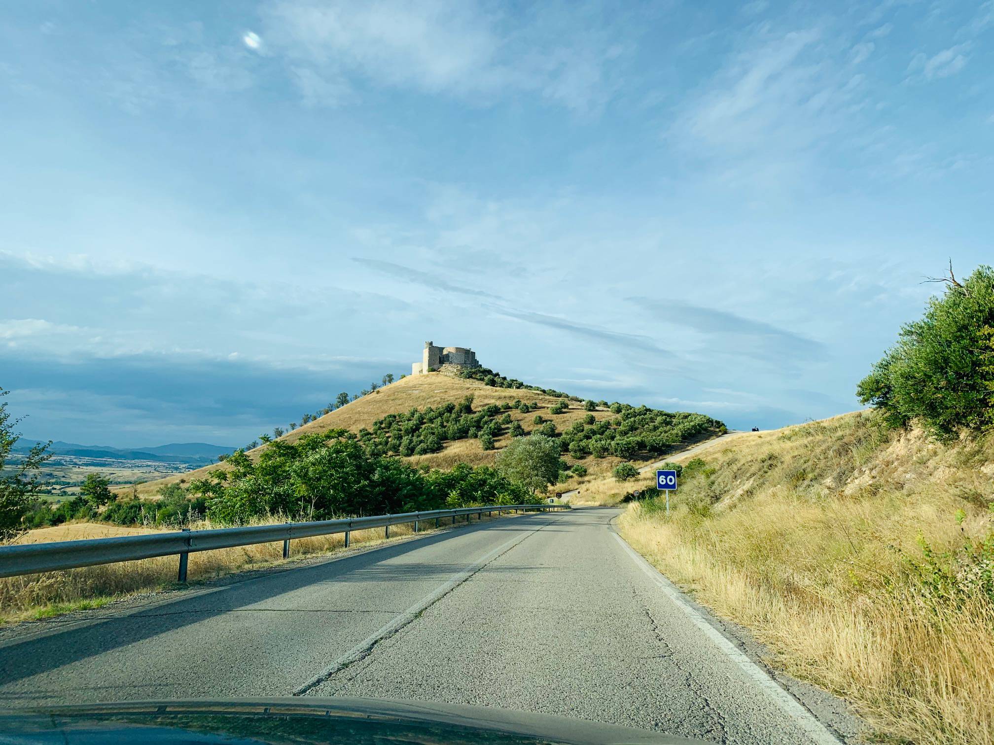 Vista del castillo de Jadraque desde la carretera de acceso al municipio