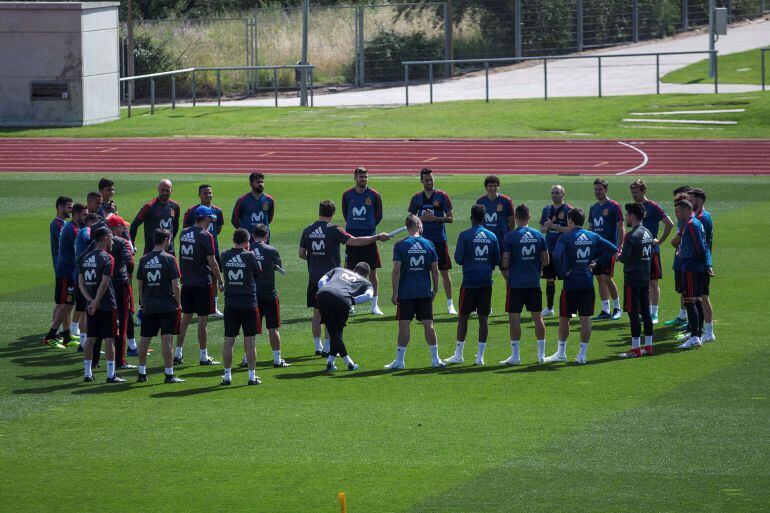 El seleccionador Julen Lopetegui, conversa con los jugadores durante el entrenamiento de la selección española.