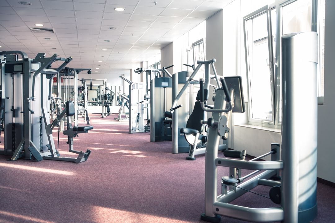 Sala de máquinas de un gimnasio. 