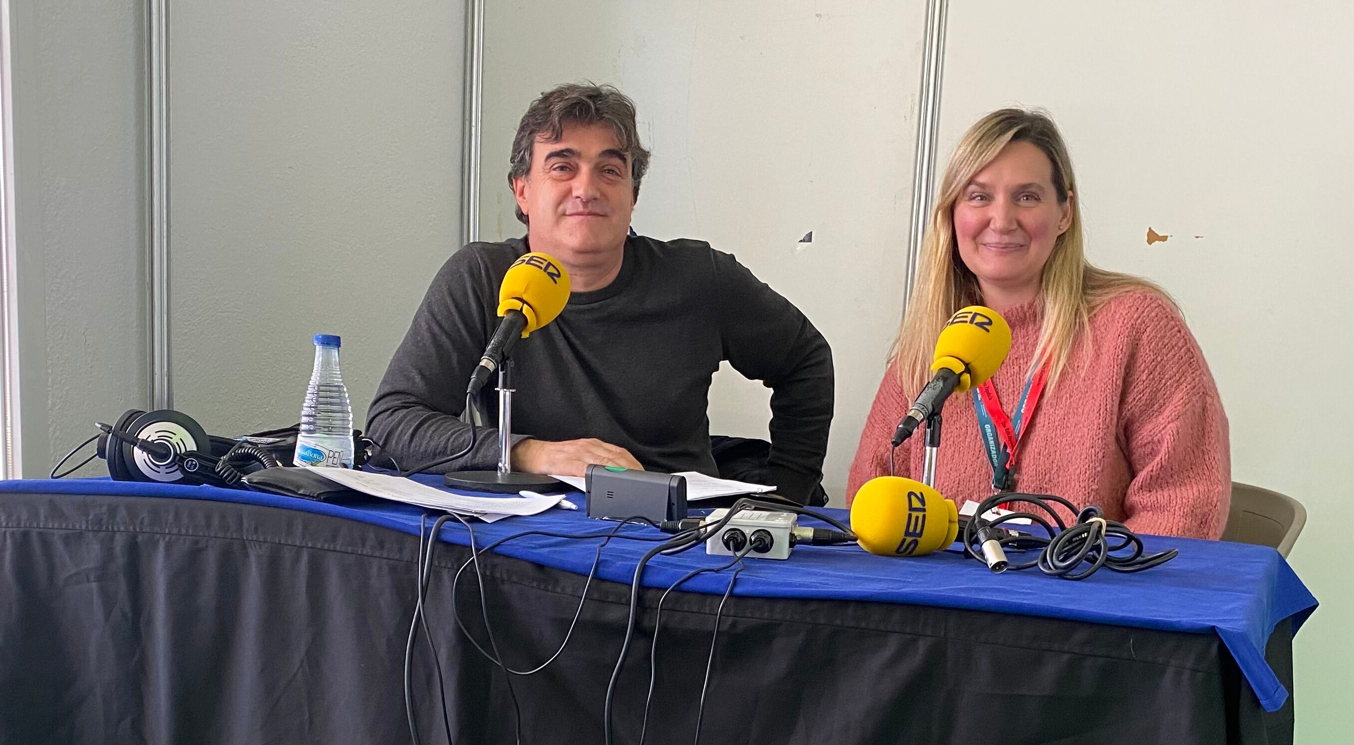 Paco Auñón (director y presentador de Hoy por Hoy Cuenca) junto a Rocío Martínez Humanes, responsable del Servicio Multicanal de Cruz Roja.