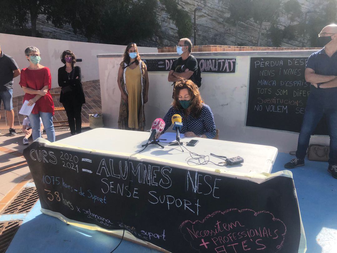 Una treintena de profesores, padres y madres de alumnos han arropado a los representantes de las asociaciones en la rueda de prensa