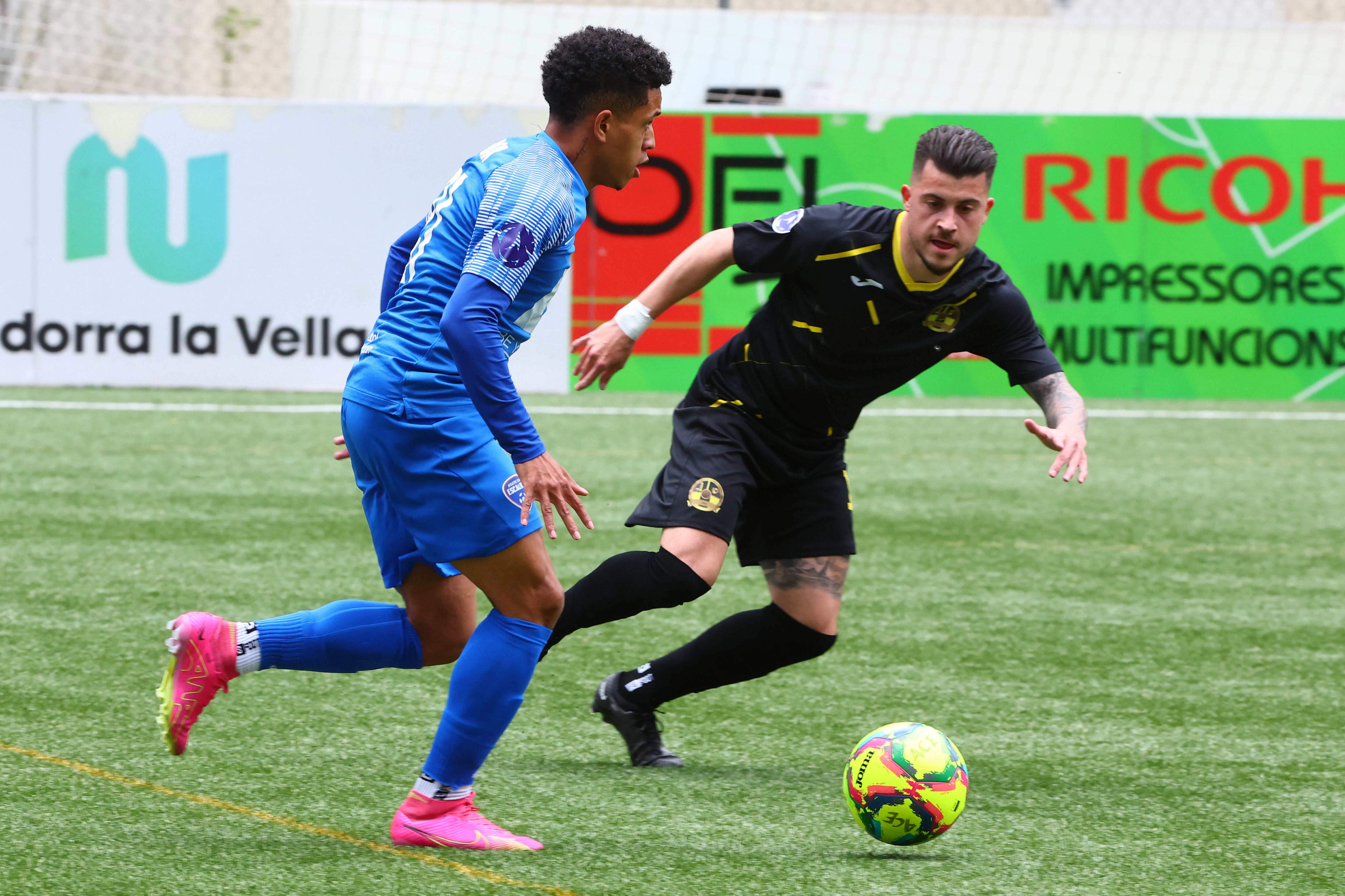 Un moment del partit entre l'UE Santa Coloma i l'Atlètic d'Escaldes que van guanyar els colomencs per 0-2 i que els acosta al títol de lliga.