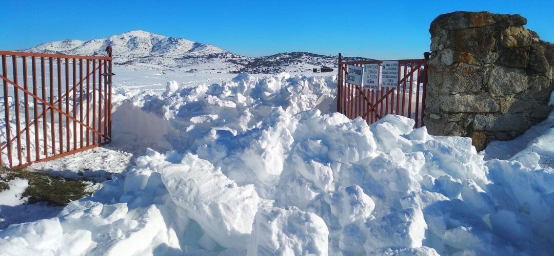 Entrada de una finca colapsada por la nieve