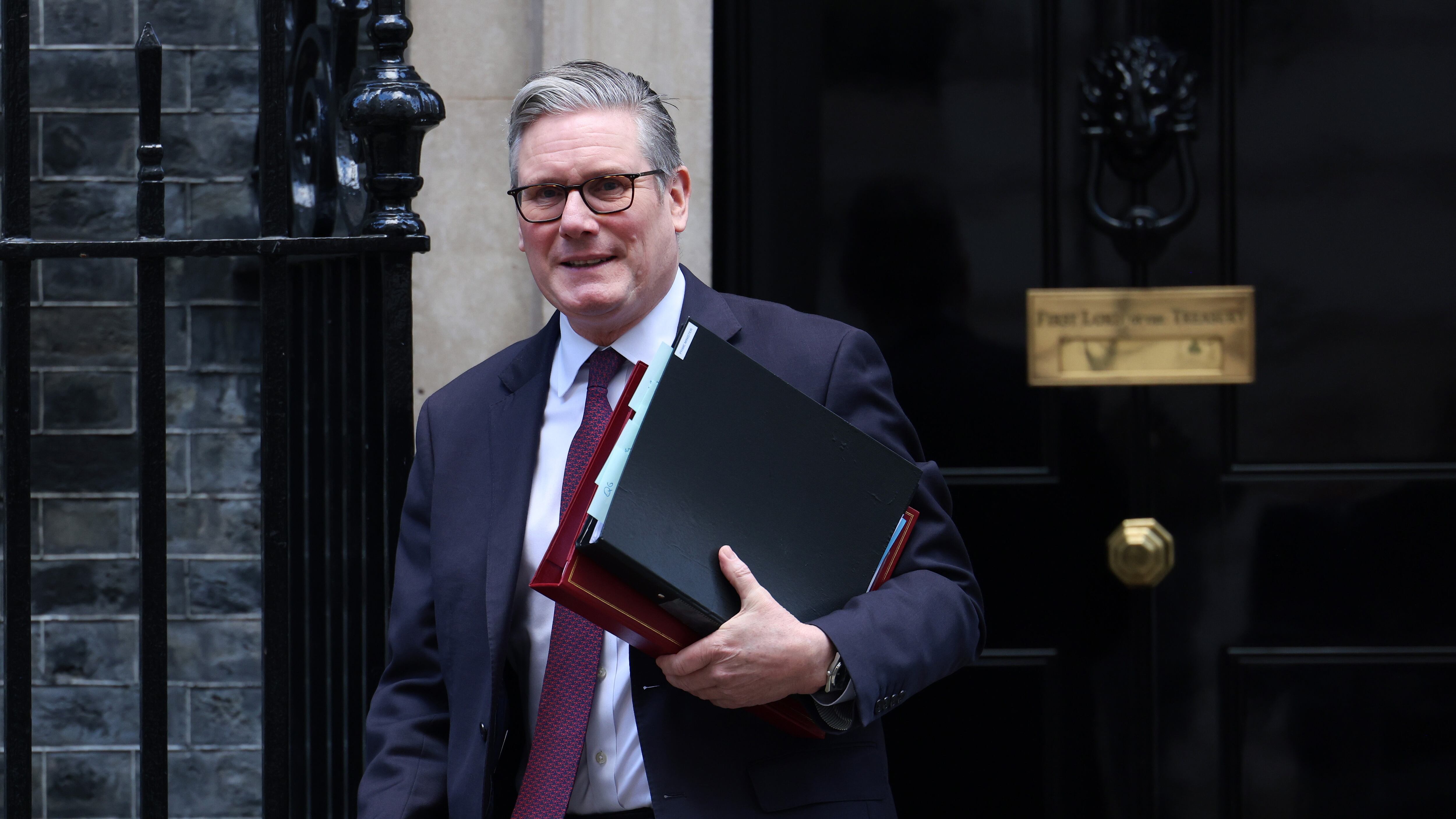 El primer ministro británico, Keir Starmer, sale del número 10 de Downing Street para asistir a la sesión de preguntas al primer ministro en el Parlamento de Londres, Reino Unido, el 4 de febrero de 2026.