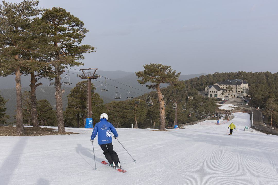 Varios esquiadores en la pista de El Bosque en la estación de esquí de Navacerrada en Madrid (España), a 5 de marzo de 2021. Archivo.