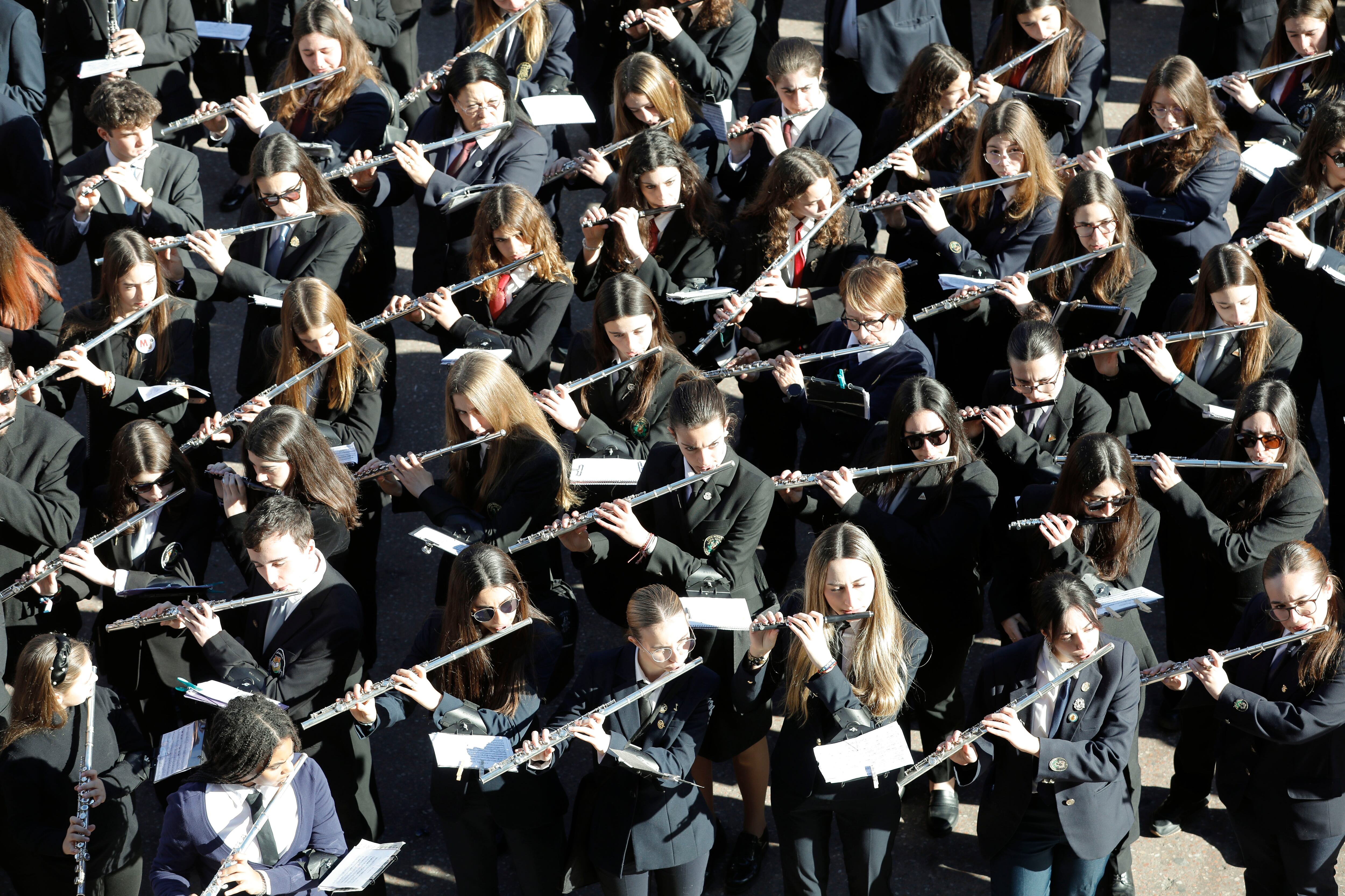 Veinte bandas de música con casi quinientos músicos han participado en el homenaje al maestro Serrano en la plaza del Ayuntamiento de València.