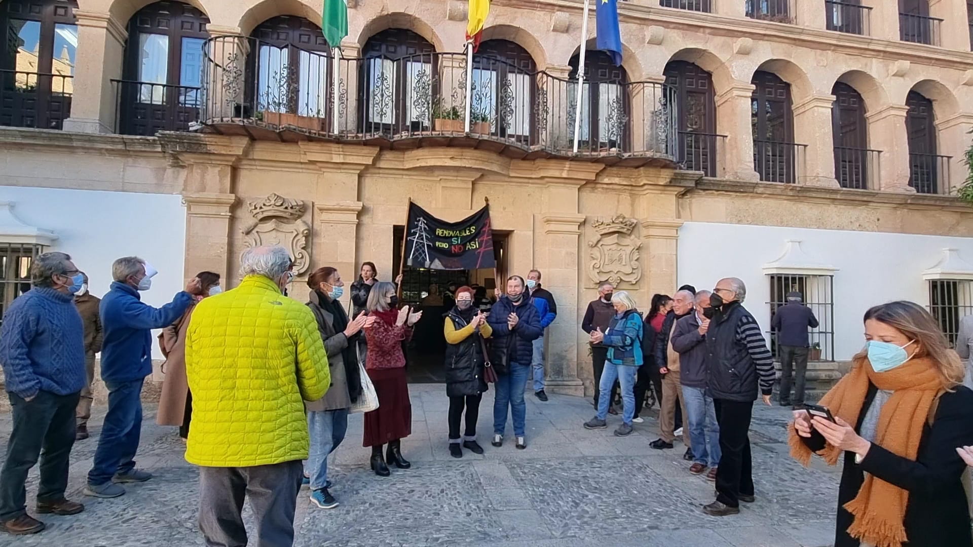 Vecinos de las plataformas de afectados han mostrado su rechazo a las plantas fotovoltaicas en la puerta del Ayuntamiento de Ronda