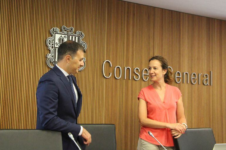 El director general de Medi Ambient, Marc Rossell, conversa amb la ministra de Medi Ambient, Agricultura i Sostenibilitat, Sílvia Calvó, abans de la comissió legislativa