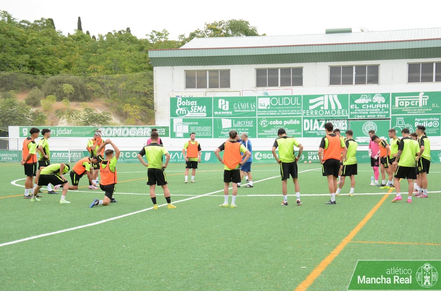 Aybar dirige un entrenamiento en Mancha Real.