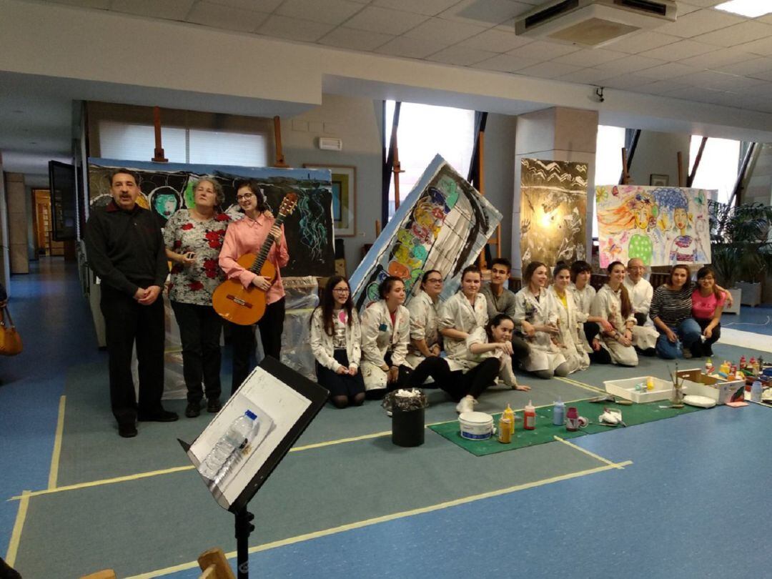 Estudiantes de Bachillerato de las Artes junto a sus profesoras y colaboradores durante la actividad creativa multidisciplinar que llevaron a cabo en la Biblioteca de Aranda durante el mes de mayo