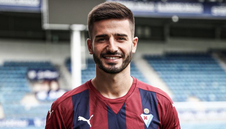 Fran Rico posa con la camiseta del Eibar