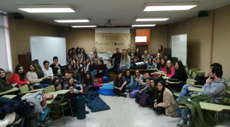 Alumnos de Ciencias de la Educación que participan en el encierro, durante una asamblea.