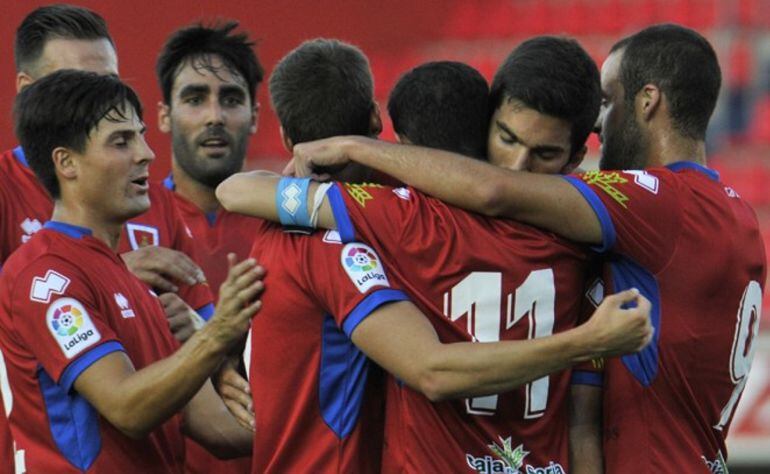 Los jugadores del Numancia celebran el gol de Nacho ante el Alavés.