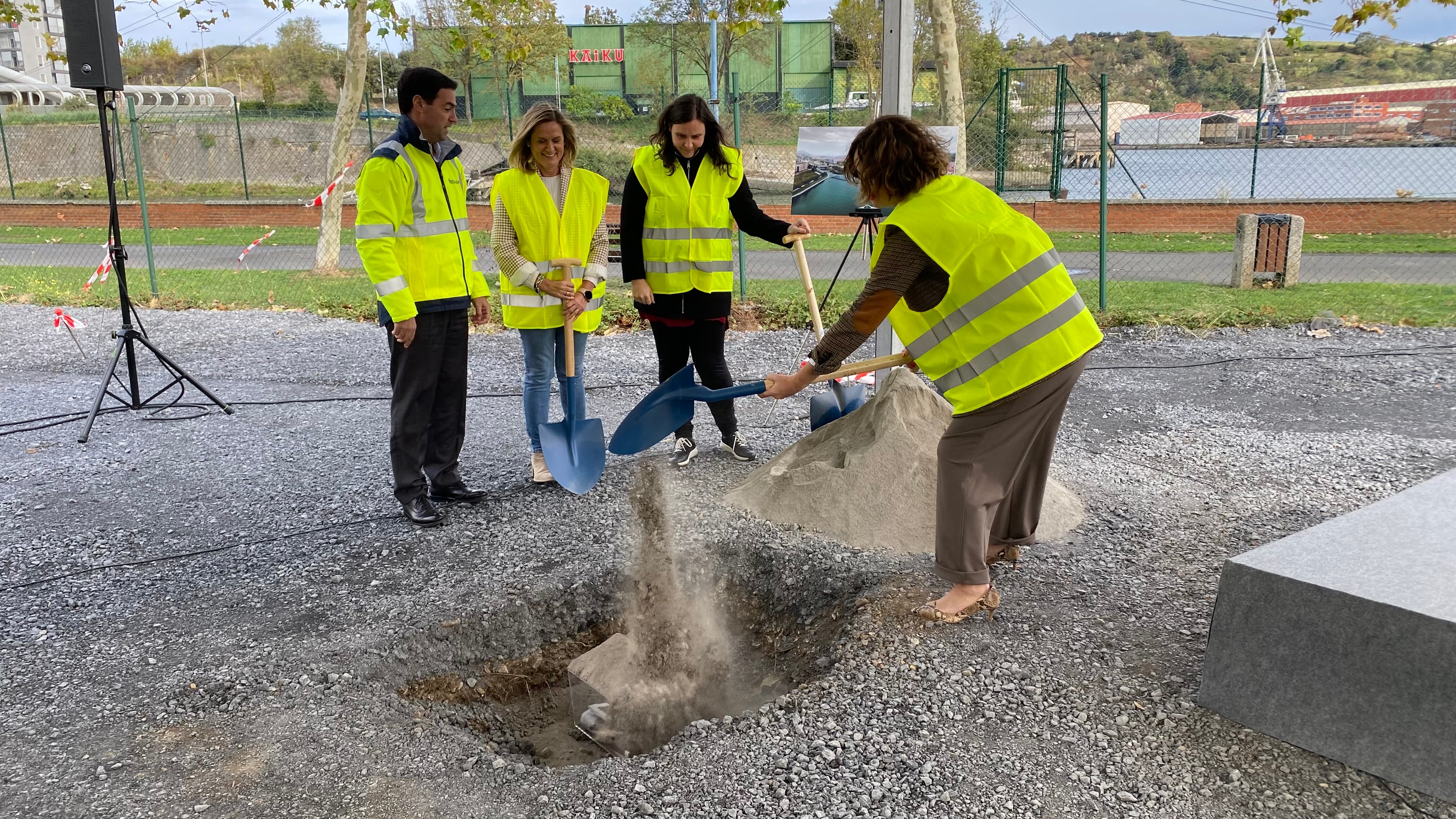 Elixabete Etxanobe, diputada General, pone la primera piedra del puente &#039;All Iron&#039;.