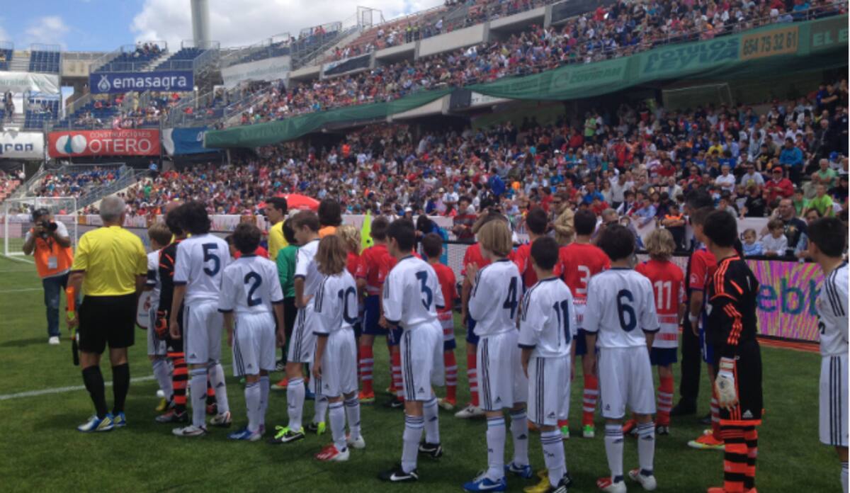 El conjunto local y el Madrid salen al terreno de juego para disputar el último partido