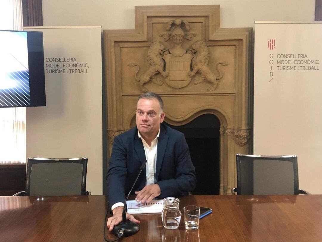 El director general de Modelo Económico y Ocupación, Llorenç Pou, comparece en rueda de prensa  para  comentar los datos de paro y afiliación.